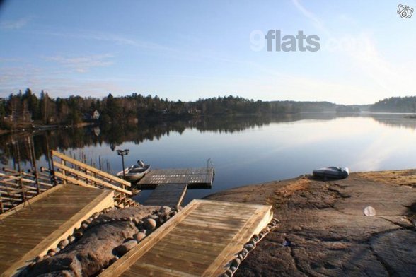 Beautiful 9flat house in Vendelsö, Sweden, located right by the lake with a motor boat and canoe at the dock included in the rent price.